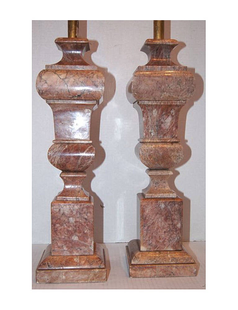 Paire de lampes de table italiennes en marbre rose de style néoclassique datant des années 1940.

Mesures :
Hauteur du corps : 19
Hauteur jusqu'à l'appui de l'abat-jour : 31