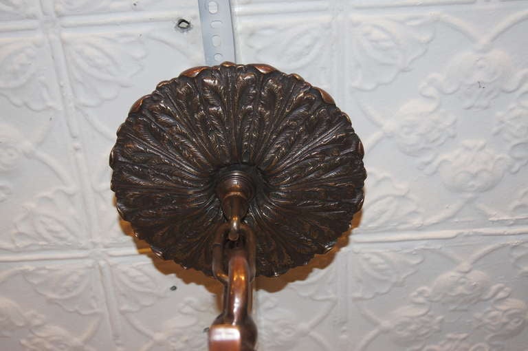 20ième siècle Paire de grands lustres néoclassiques en bronze, vendus individuellement en vente
