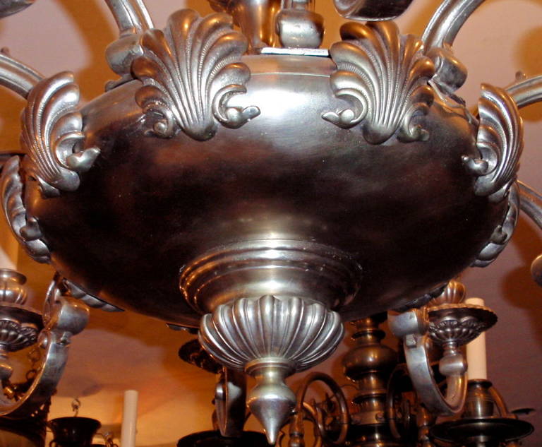 Americano Lampadario americano neoclassico placcato in argento in vendita