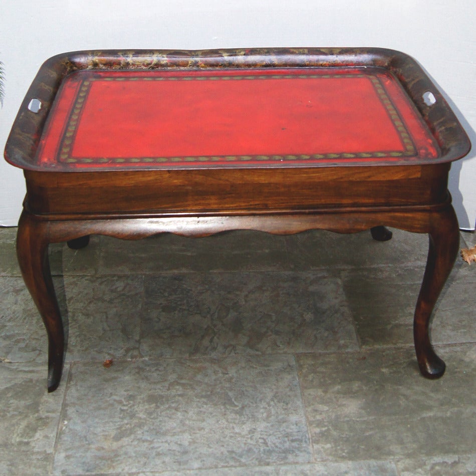 English rosewood coffee table with painted tole tray with original patina, circa 1920s.
Measures:
19 height
32.25 length
22.75 width.