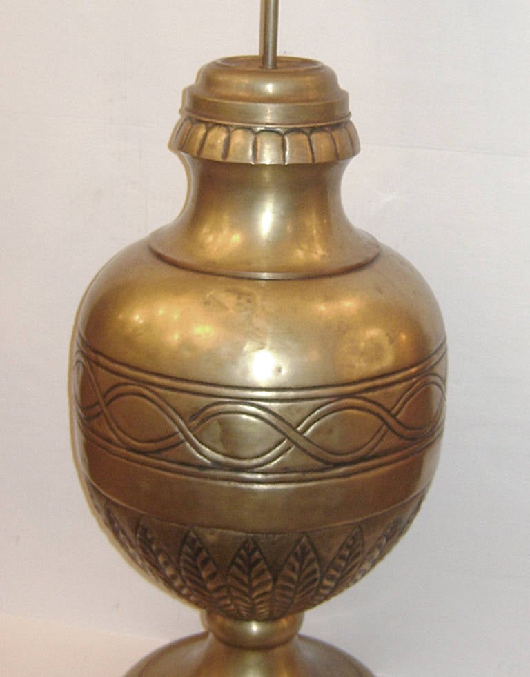 Une seule lampe de table en bronze patiné datant d'environ 1900.

Mesure :
Hauteur du corps : 27.75