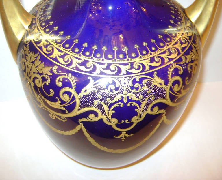 Coppia di urne inglesi con coperchio blu cobalto degli anni '30. Dettagli dorati.

Misure
Altezza: 13