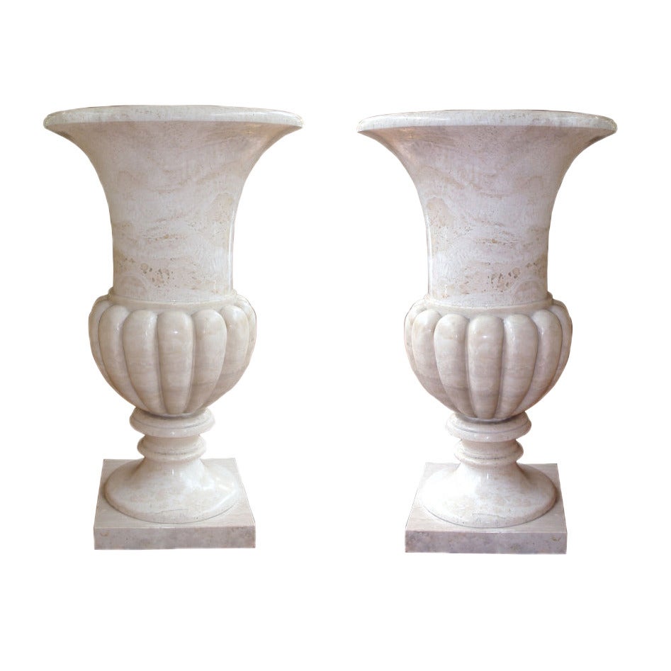 Paire d'urnes en marbre