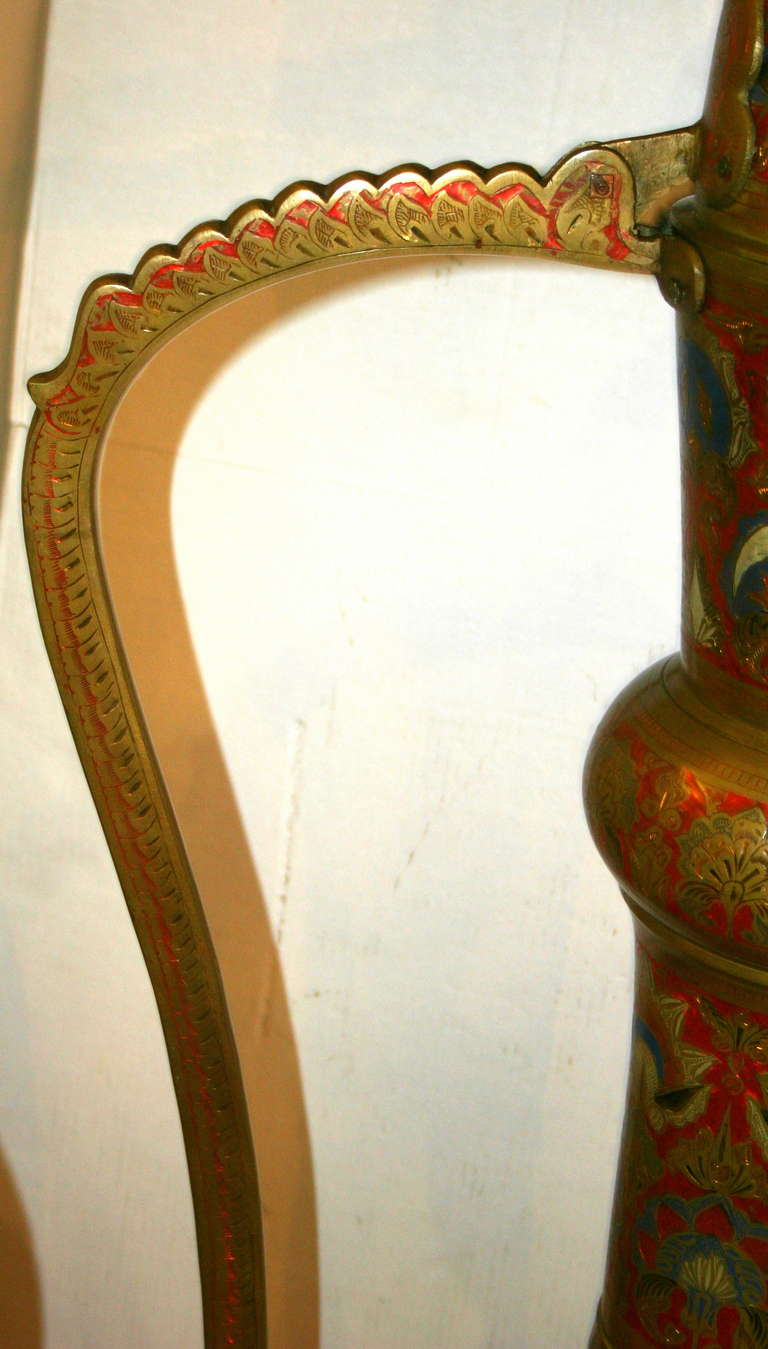 Bronze Grand lampadaire en forme d'aiguière du Moyen-Orient en vente