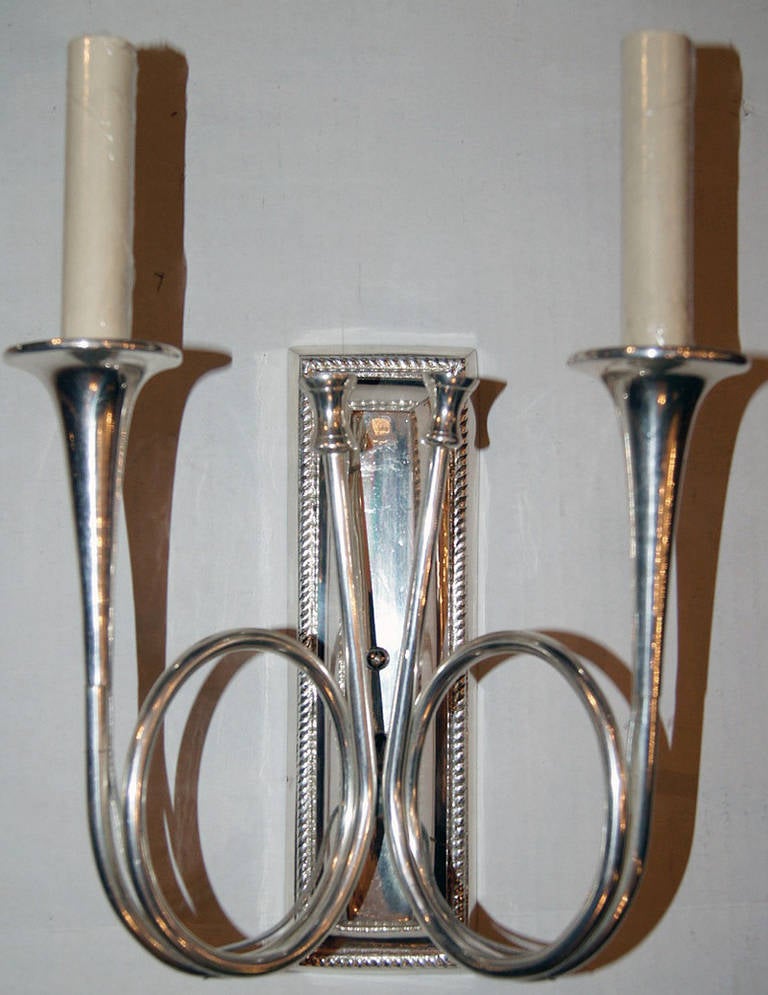 Coppia di appliques italiane a doppia luce placcate in argento degli anni '60 con patina originale.