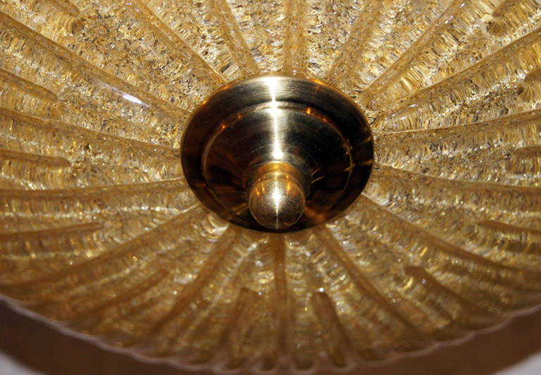 Set di sei lampade a sospensione in vetro di Murano della metà del secolo scorso con tre luci interne. Venduto singolarmente.

Misure:
Altezza 13,5
Diametro 16