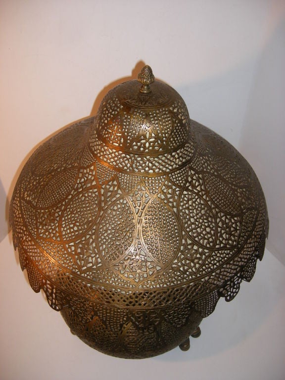 Lampe turque en laiton, datant des années 1920, dont le corps et l'abat-jour sont percés et décorés d'arabesques.

Mesures
Hauteur du corps : 24
Diamètre de l'abat-jour : 20