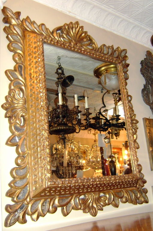 Ein großer spanischer geschnitzter und vergoldeter Holzspiegel aus der Zeit um 1920 mit Spiegeleinsätzen im Rahmen.

Abmessungen:
Höhe: 49