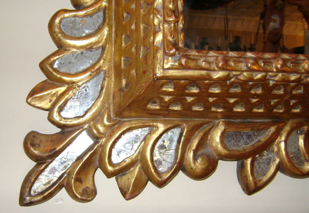 Spiegel aus geschnitztem und vergoldetem Holz im Zustand „Gut“ im Angebot in New York, NY