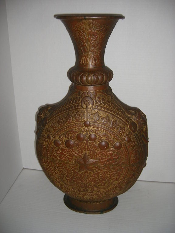 Vase aus gehämmertem Kupfer (Frühes 20. Jahrhundert) im Angebot