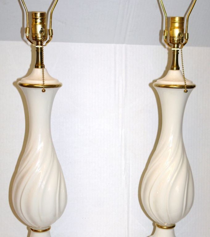 Pair of Porcelain Lamps In Good Condition For Sale In New York, NY