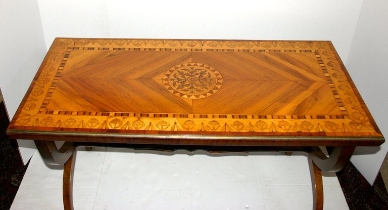 A circa 1920s French walnut marquetry coffee table with beveled brass edges.

Measurements:
Height 20