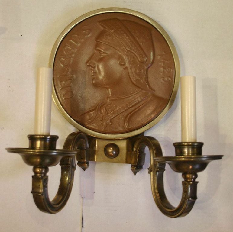 Italiano Coppia di appliques neoclassiche con placche in terracotta in vendita