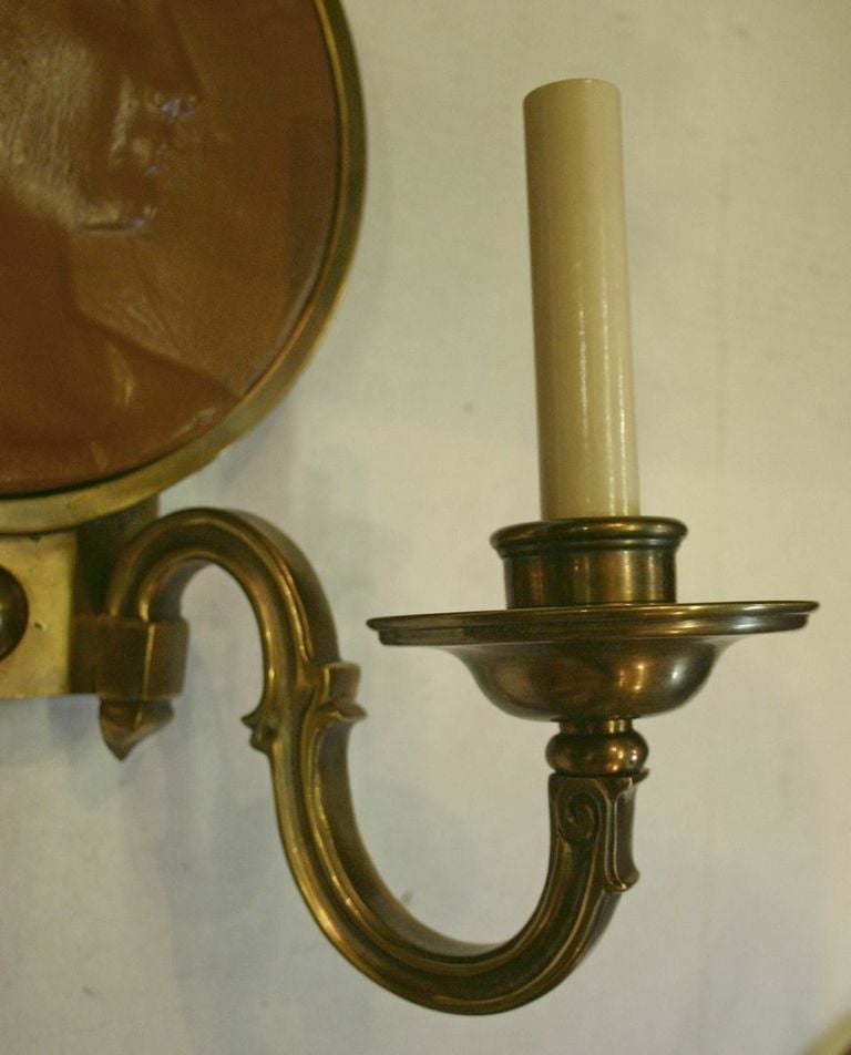 Coppia di appliques italiane degli anni '30 circa con placche neoclassiche montate sul retro.

Misure:
Altezza: 13,75
Larghezza: 12,5
Profondità: 6,75
