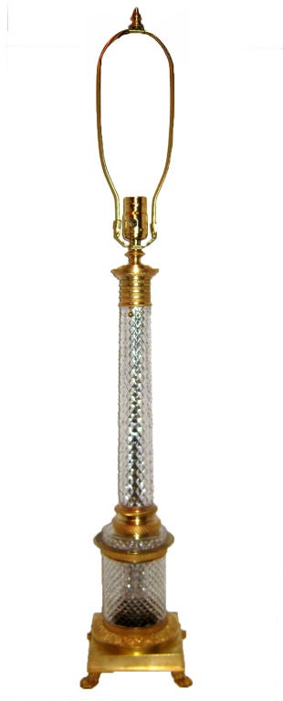 Eine einzelne Tischlampe aus geschliffenem französischem Kristall und vergoldeter Bronze aus der Zeit um 1920.

Abmessungen:
Höhe des Körpers: 24,5