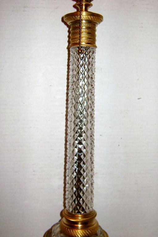 Tischlampe aus geschliffenem Kristall und Bronze (Frühes 20. Jahrhundert) im Angebot