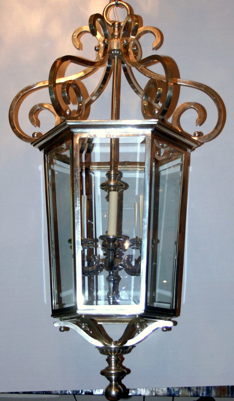 Eine englische sechseckige versilberte Laterne aus der Zeit um 940 mit abgeschrägten Glasscheiben und sechs Innenleuchten.

Abmessungen:
Höhe: 46,5