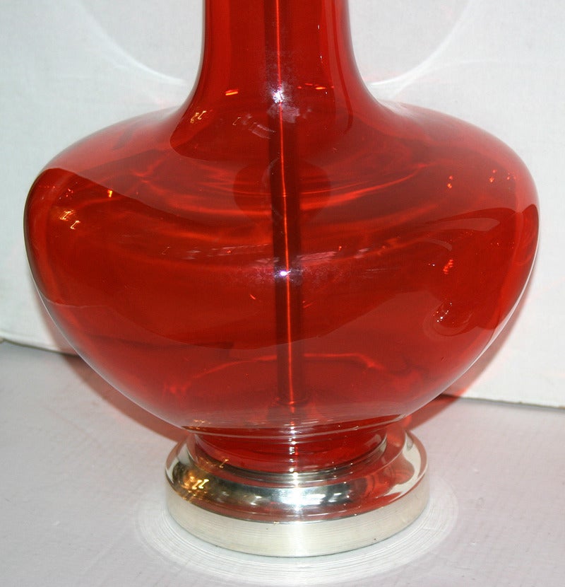 Paire de lampes de bureau modernes en verre rouge Excellent état - En vente à New York, NY