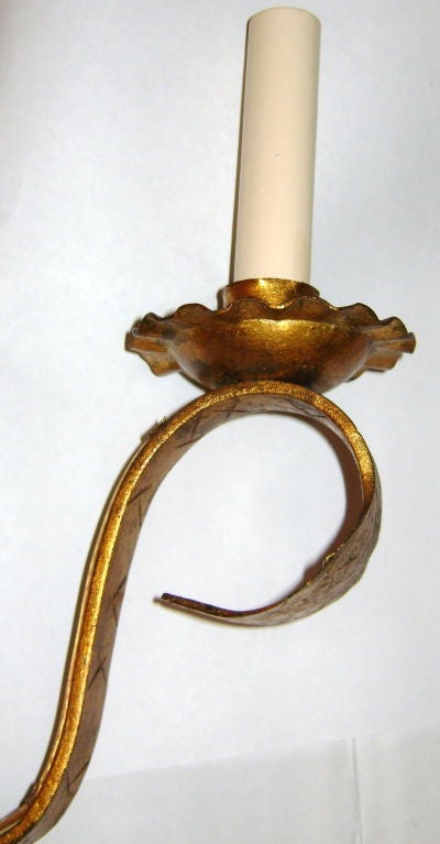 Applique a tre bracci in metallo dorato in vendita 1