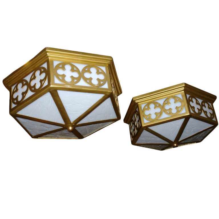 Ensemble de 6 luminaires encastrés en métal doré français des années 1940 avec éclairage intérieur. Vendu à l'unité.

Mesures :
Hauteur 9maximum de chute) : 8
