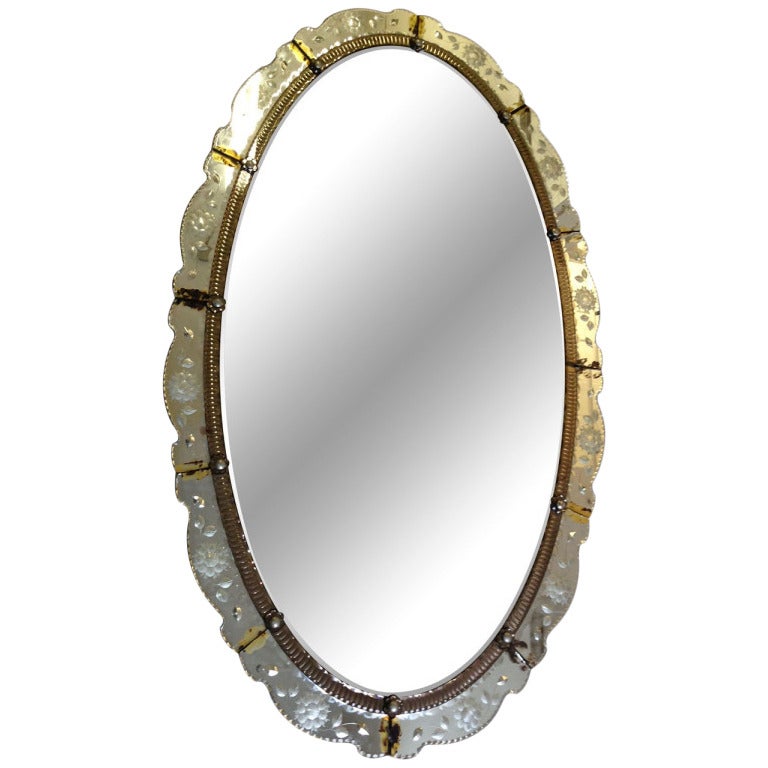 Paire de grands miroirs ovales italiens gravés en vente