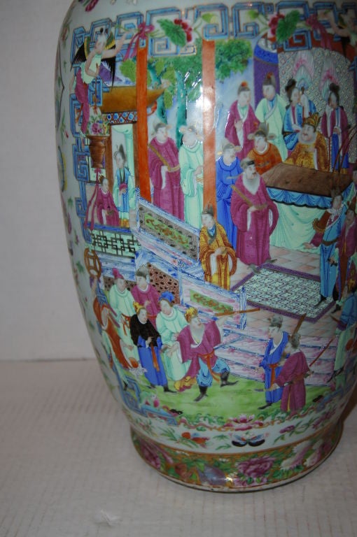 Grande vaso cinese con varie scene di corte.
Misure: 24