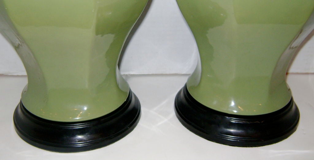 Pair of Ginger Jar Porcelain Lamps In Good Condition For Sale In New York, NY