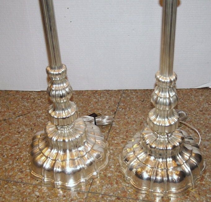 Coppia di lampade da terra placcate in argento in vendita 3