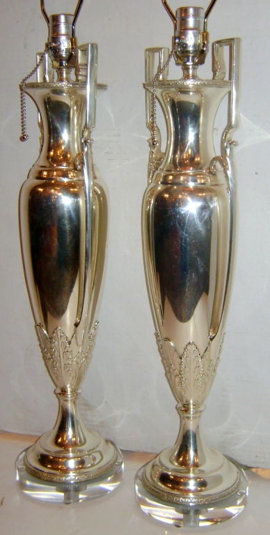 Inglese Coppia di lampade placcate in argento in vendita