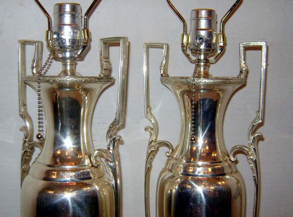 Metà XX secolo Coppia di lampade placcate in argento in vendita