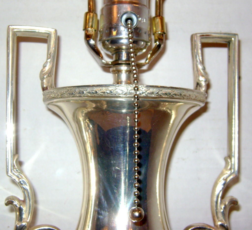 Coppia di lampade placcate in argento in vendita 1