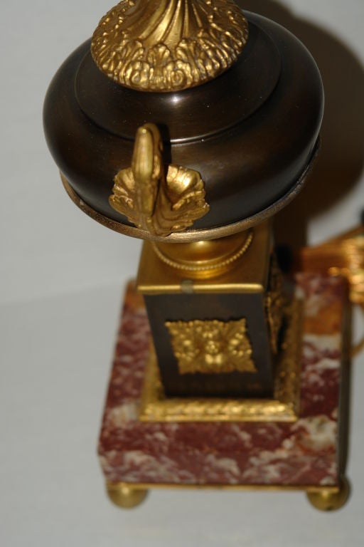 Lampe de bureau de style Empire français en bronze et marbre datant des années 1920.

Mesures :
Hauteur du corps : 11