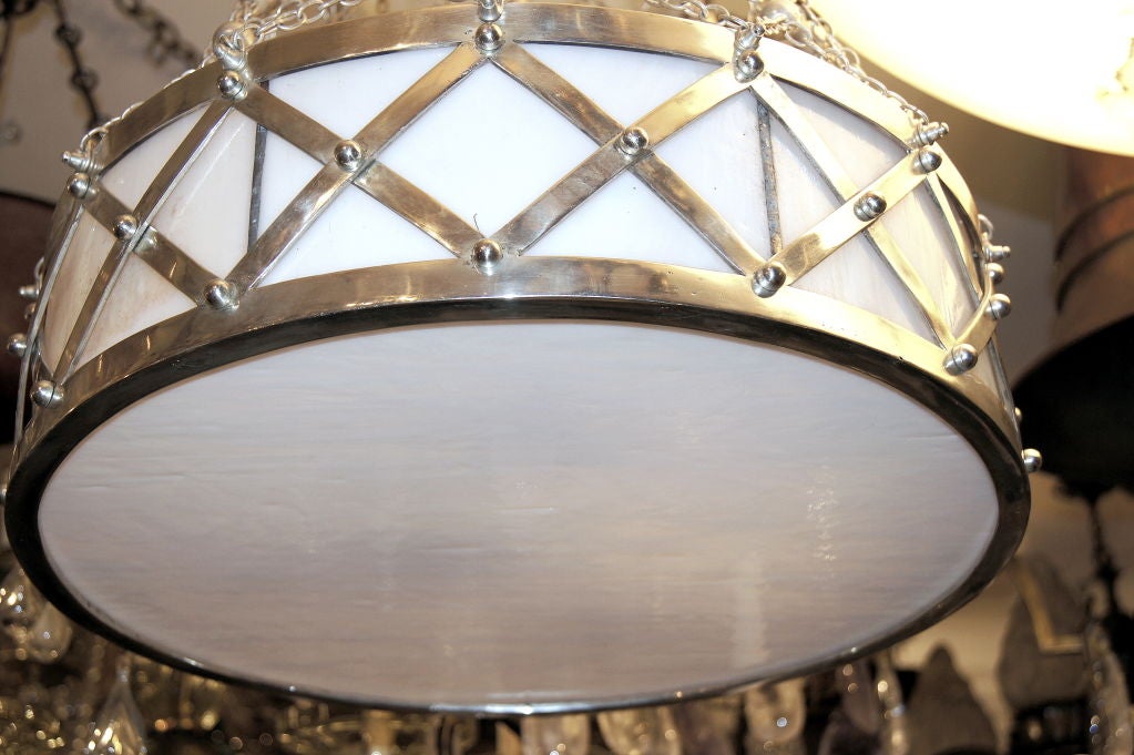 Français Paire de luminaires en métal argenté et verre dépoli, vendus individuellement en vente