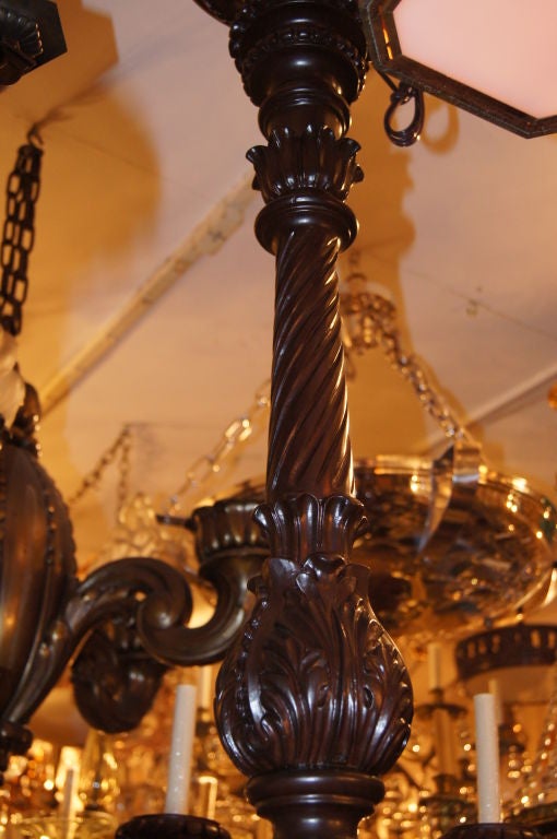 italien Grand lustre en bois sculpté en vente