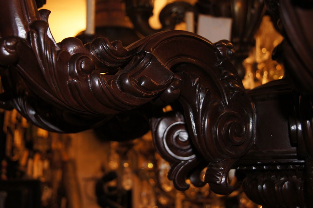 Milieu du XXe siècle Grand lustre en bois sculpté en vente