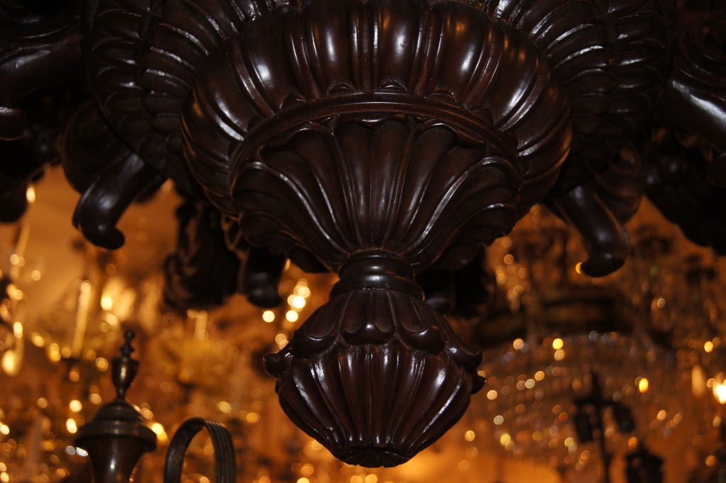 Bois Grand lustre en bois sculpté en vente