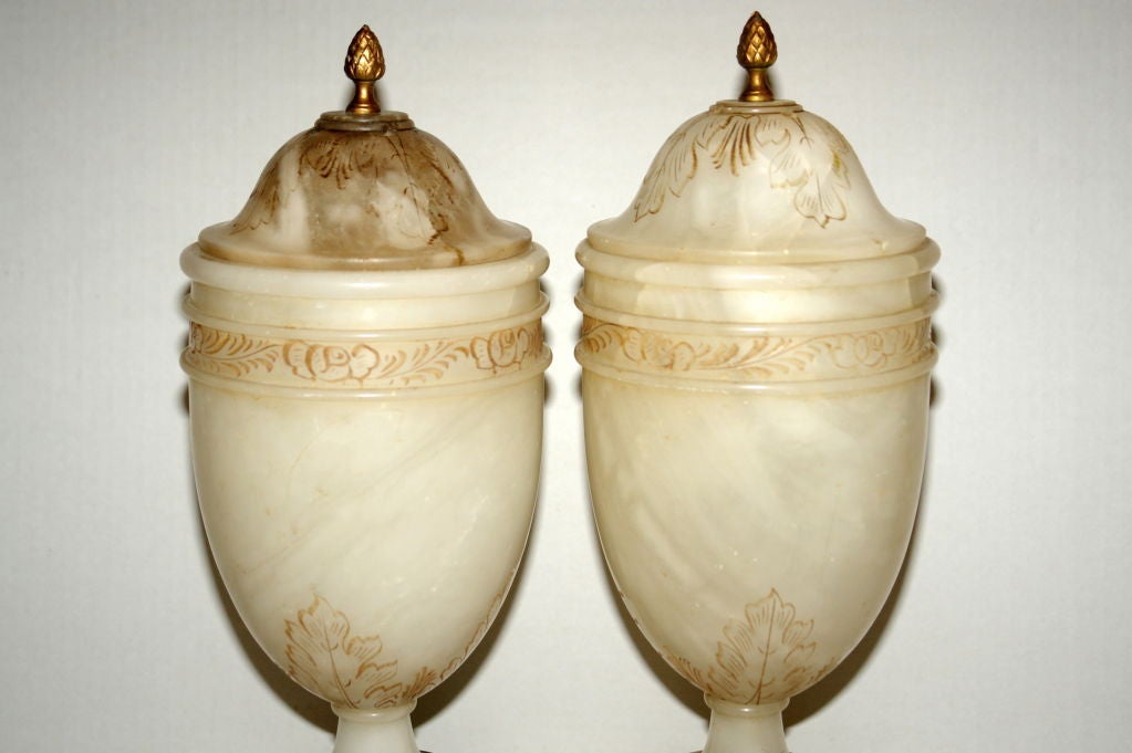 Pair of circa 1940s French carved alabaster urns with interior lights.

Measurements:
Total height 14.5