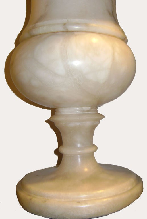 Lampe en forme d'urne en albâtre sculpté, d'origine italienne, datant des années 1920.

Mesures :
Hauteur 16.5