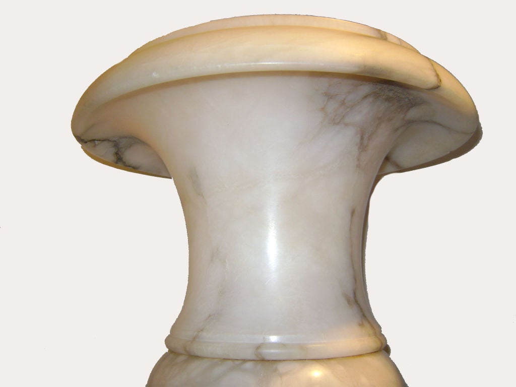 Single Italian Alabaster Urn Lamp In Good Condition For Sale In New York, NY
