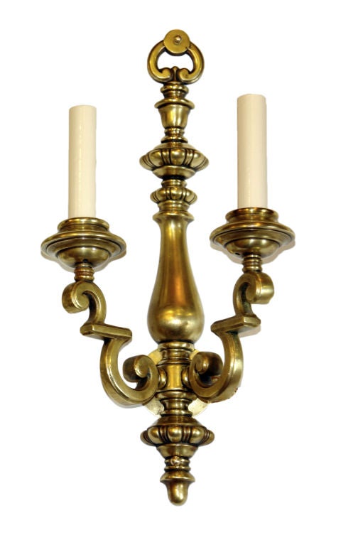 Coppia di appliques inglesi in bronzo degli anni '30 circa con patina originale.

Misure:
Altezza: 16
