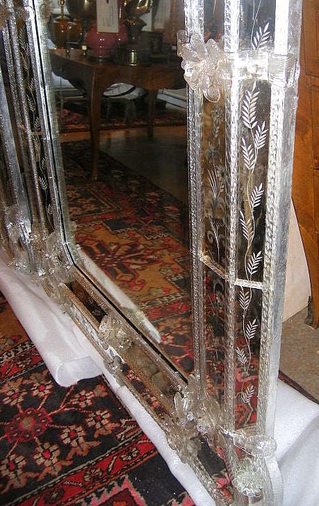 italien Paire de miroirs vénitiens palatiaux anciens en vente