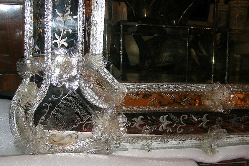 Paire de miroirs vénitiens palatiaux anciens Bon état - En vente à New York, NY