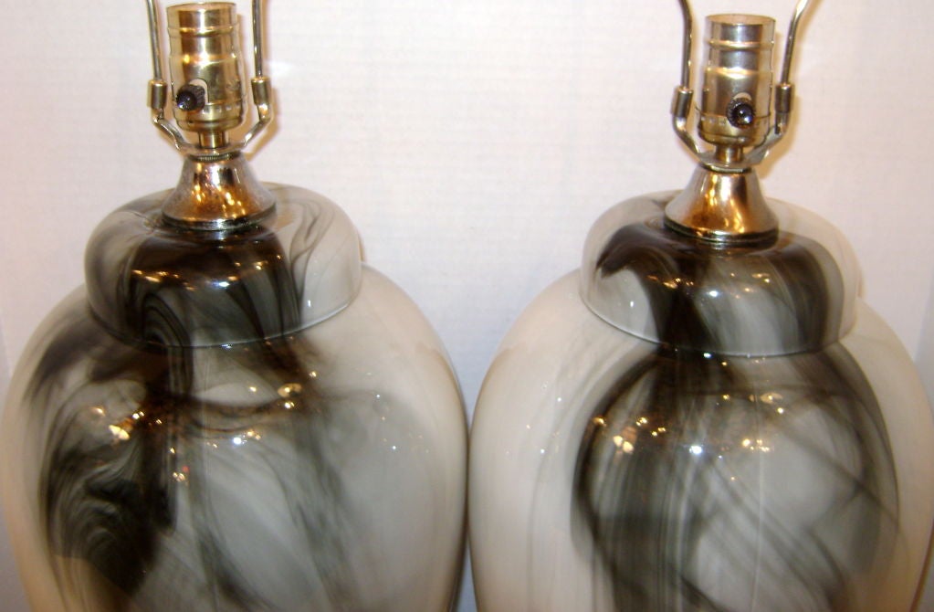 Paar „Smoke“-Glas-Tischlampen im Zustand „Hervorragend“ im Angebot in New York, NY