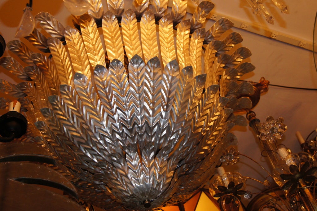 Coppia di grandi lampadari placcati in argento in vendita 3