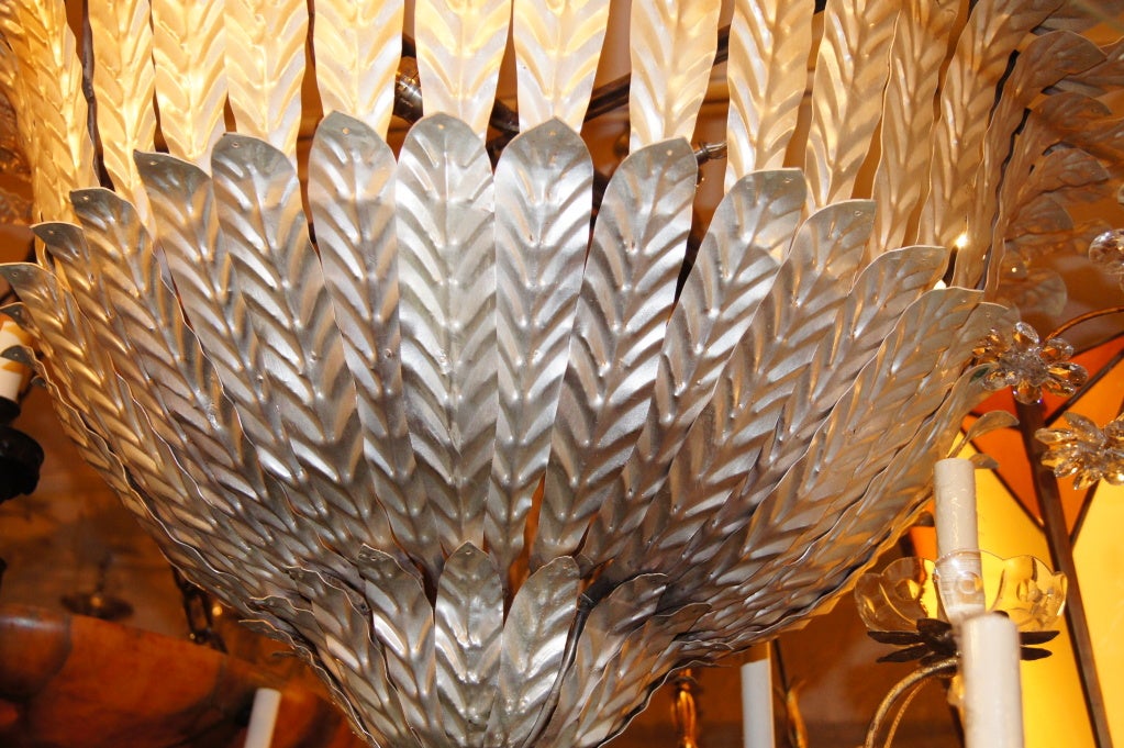 Metà XX secolo Coppia di grandi lampadari placcati in argento in vendita