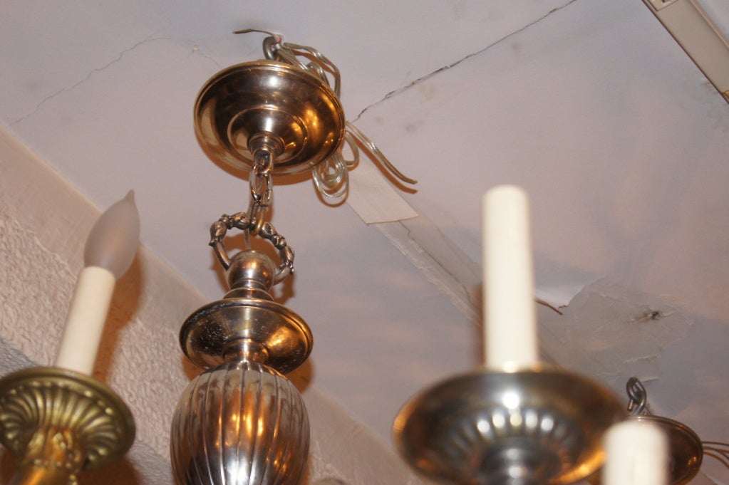 Grande lampadario neoclassico placcato in argento In condizioni buone in vendita a New York, NY