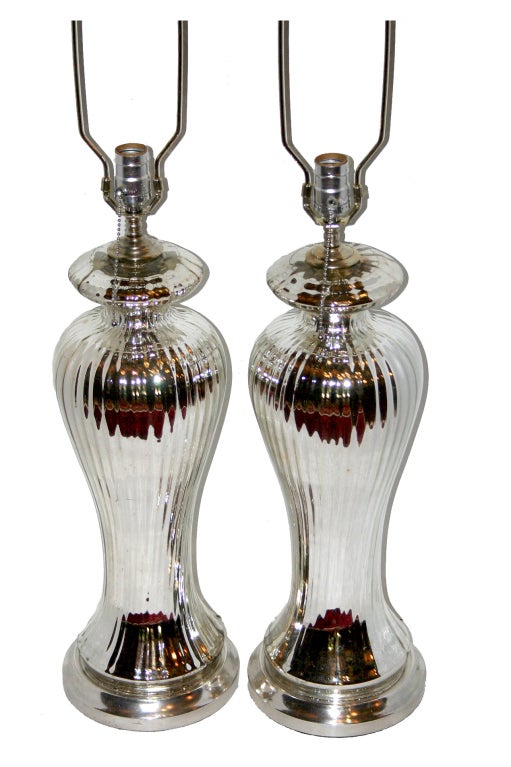 Une paire de lampes françaises en verre au mercure des années 1940 avec un corps texturé et nervuré.

Mesures :
Hauteur du corps : 21,5