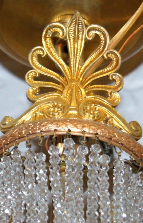 Französischer Kronleuchter aus vergoldeter Bronze und Kristall im Angebot 1