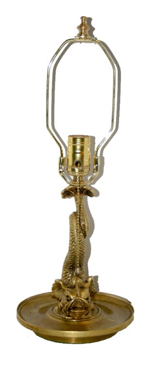 Französische Bronze-Tischlampe in Form eines Delphins:: um 1900. 

Abmessungen: 
Höhe des Korpus 8::25