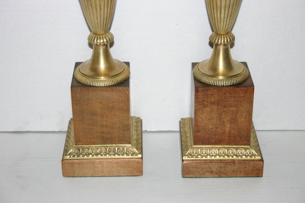 Paire de lampes françaises des années 1930 en bois avec garnitures en bronze, de style néoclassique, avec patine d'origine.

Mesures :
Hauteur du corps : 23,5